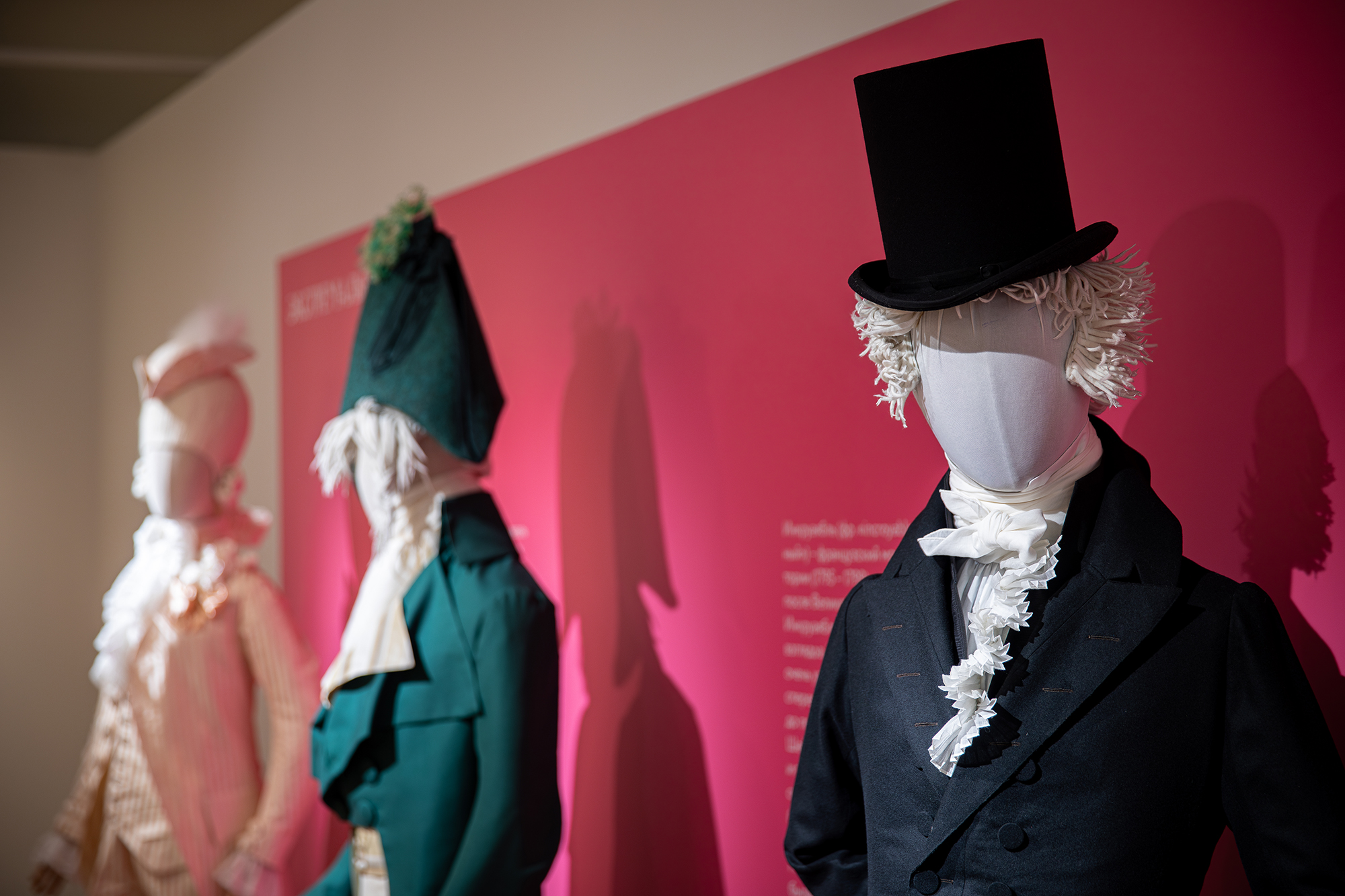 Экскурсия по выставке «Красавец мужчина. Мужская мода рубежа XVIII–XIX веков», 12+